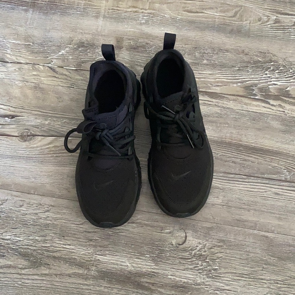 Girls black Nike shoes size 3Y